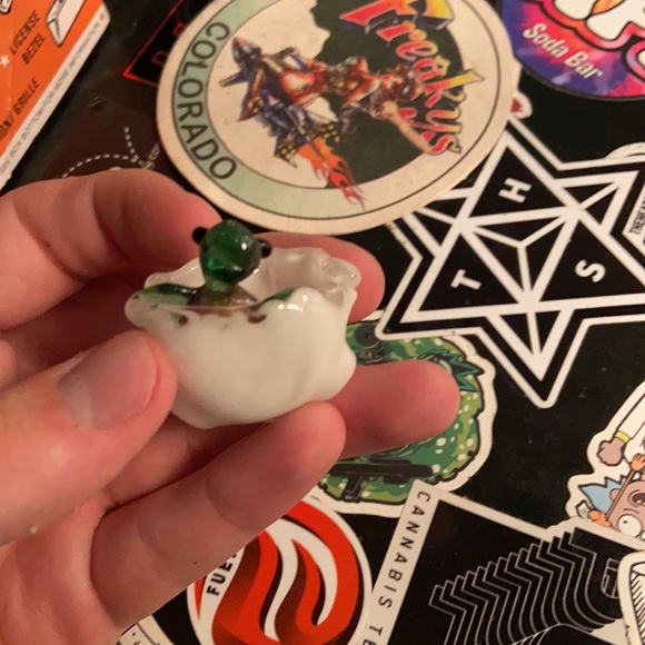 Hatching baby turtle glass pendant - Picture 7 of 7